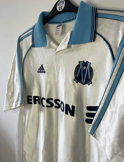 Maillot de foot vintage domicile blanc de l'OM de la saison 1998/1999. On peut retrouver l'équipementier Adidas et le sponsor Ericsson. Il s'agit d'un maillot authentique d'époque.