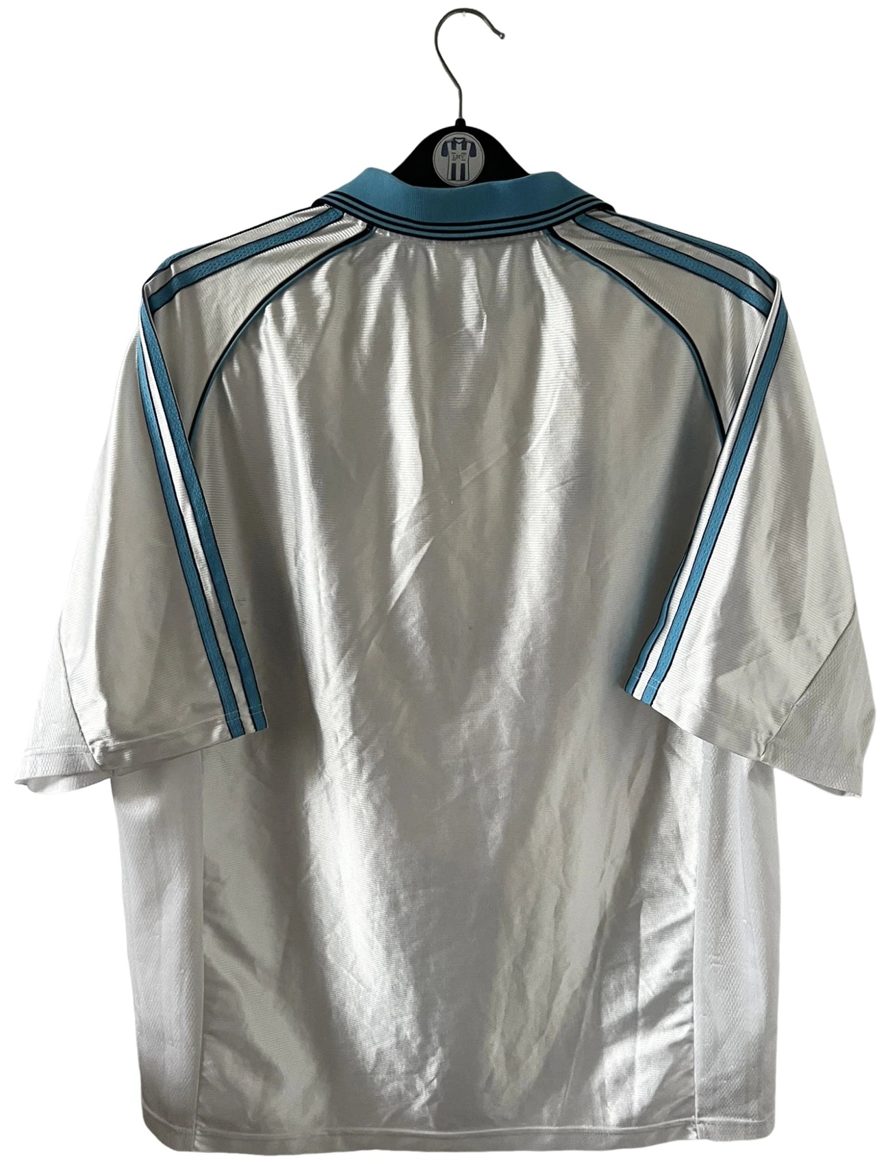 Maillot de foot vintage domicile blanc de l'OM 1998/1999. On peut retrouver l'équipementier Adidas et le sponsor Ericsson. Il s'agit d'un maillot authentique d'époque.