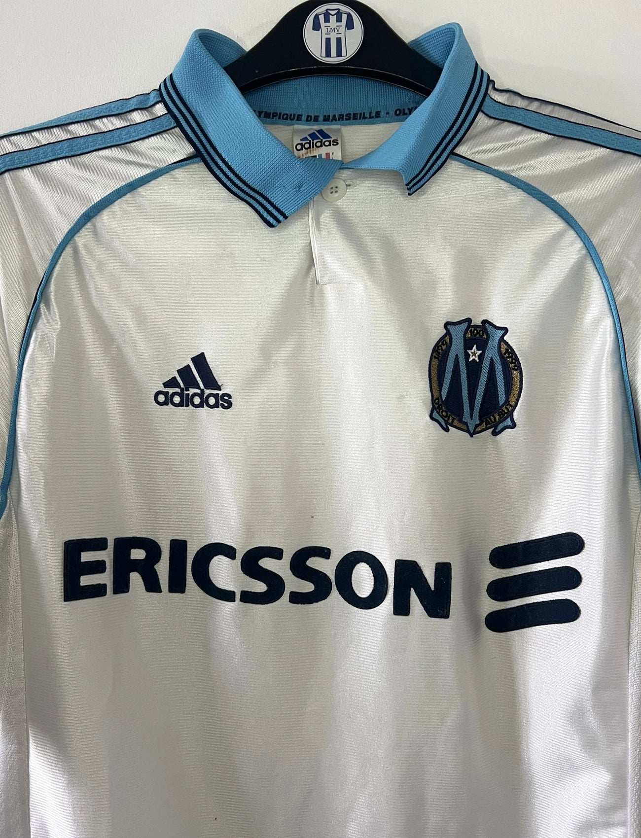 Maillot de foot vintage domicile de l'OM blanc de la saison 1998/1999. On peut retrouver l'équipementier adidas et le sponsor ericsson. Il s'agit d'un maillot authentique d'époque.