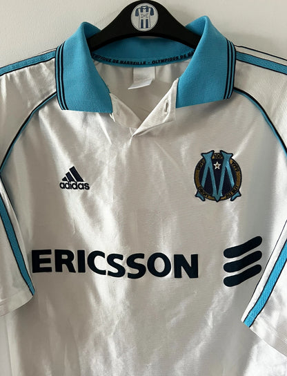 Maillot de foot vintage domicile blanc de l'OM 1998/1999. On peut retrouver l'équipementier Adidas et le sponsor Ericsson. Il s'agit d'un maillot authentique d'époque.
