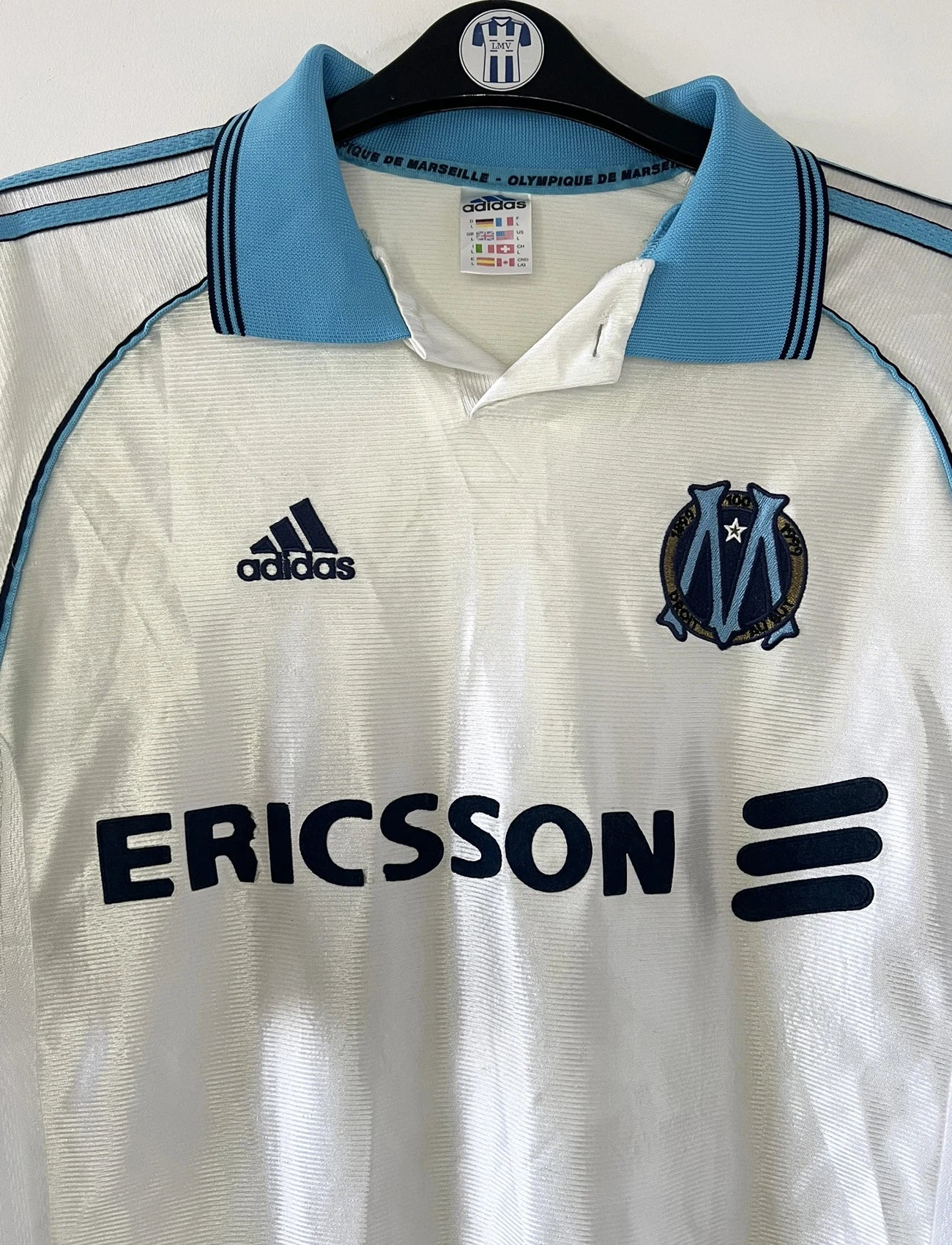 Maillot de foot vintage domicile blanc de l'OM de la saison 1998/1999. On peut retrouver l'équipementier Adidas et le sponsor Ericsson. Il s'agit d'un maillot authentique d'époque.