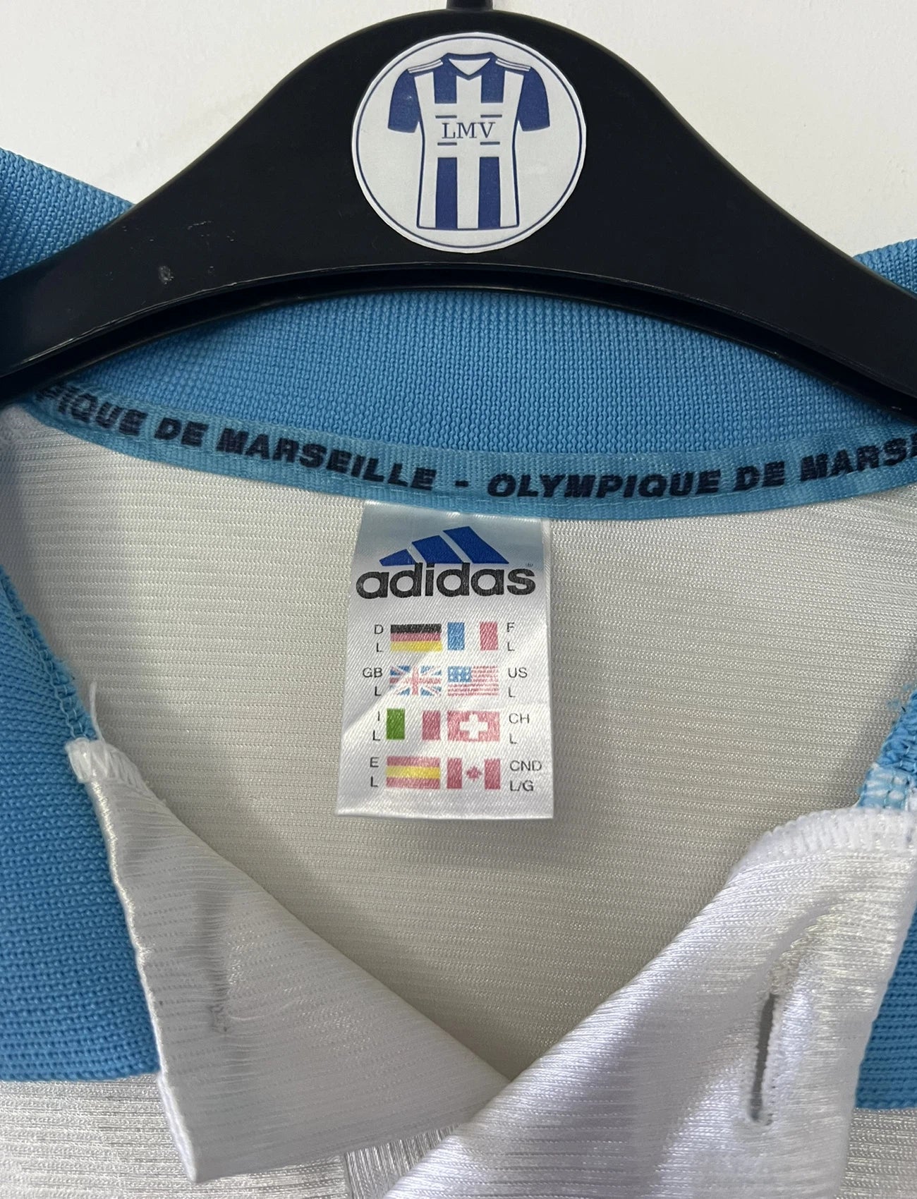 Maillot de foot vintage domicile blanc de l'OM de la saison 1998/1999. On peut retrouver l'équipementier Adidas et le sponsor Ericsson. Il s'agit d'un maillot authentique d'époque.