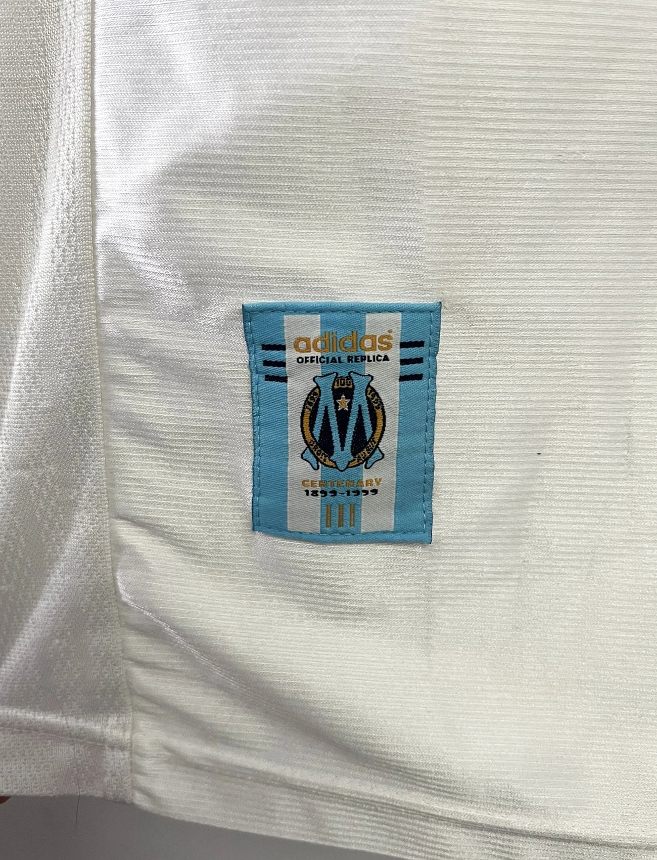 Maillot de foot vintage domicile de l'OM blanc de la saison 1998/1999. On peut retrouver l'équipementier adidas et le sponsor ericsson. Il s'agit d'un maillot authentique d'époque.