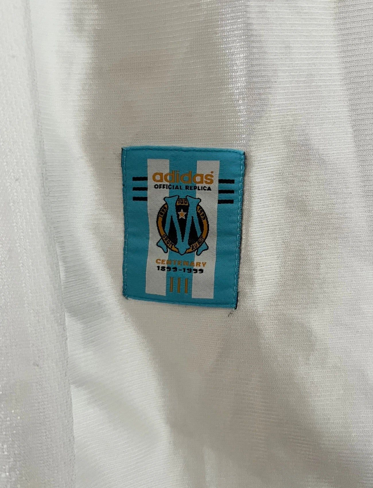 Maillot de foot vintage domicile blanc de l'OM 1998/1999. On peut retrouver l'équipementier Adidas et le sponsor Ericsson. Il s'agit d'un maillot authentique d'époque.