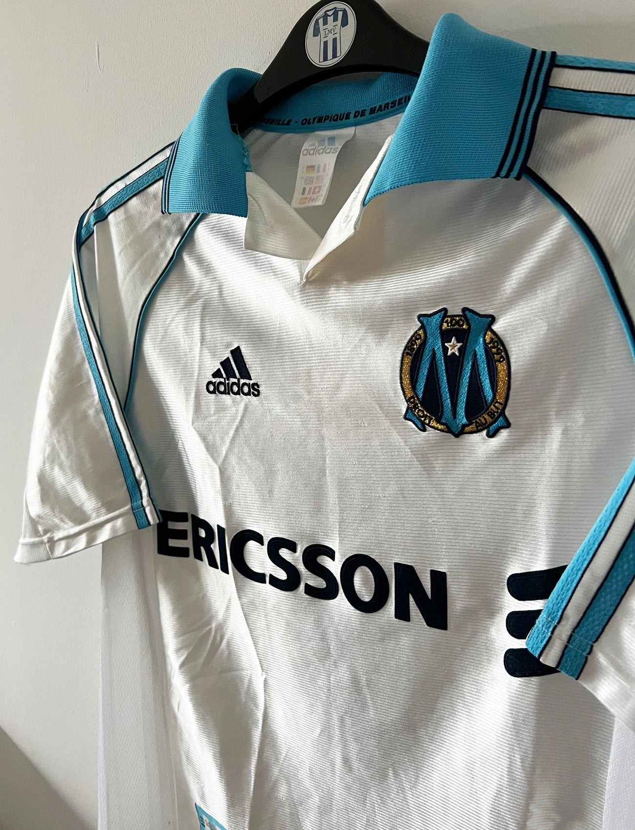 Maillot de foot vintage domicile de l'OM de la saison 1998/1999. On peut retrouver l'équipementier Adidas et le sponsor Ericsson. Le maillot est floqué du numéro 7 Robert Pirès. Il s'agit d'un maillot authentique d'époque.