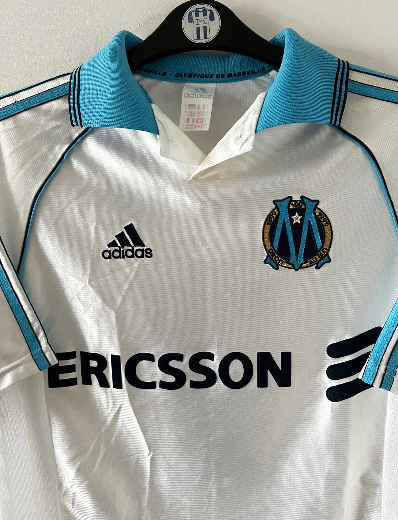 Maillot de foot vintage domicile de l'OM de la saison 1998/1999. On peut retrouver l'équipementier Adidas et le sponsor Ericsson. Le maillot est floqué du numéro 7 Robert Pirès. Il s'agit d'un maillot authentique d'époque.