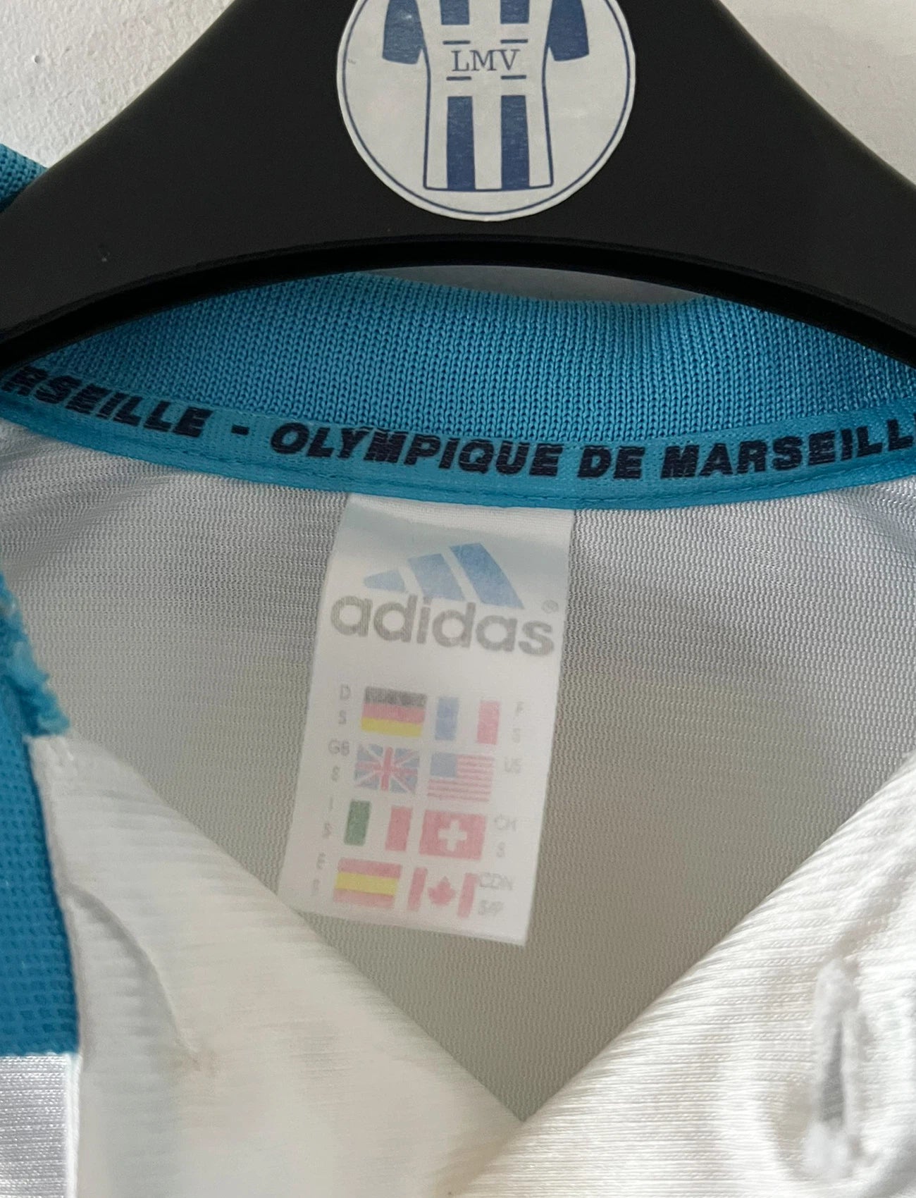 Maillot de foot vintage domicile de l'OM de la saison 1998/1999. On peut retrouver l'équipementier Adidas et le sponsor Ericsson. Le maillot est floqué du numéro 7 Robert Pirès. Il s'agit d'un maillot authentique d'époque.
