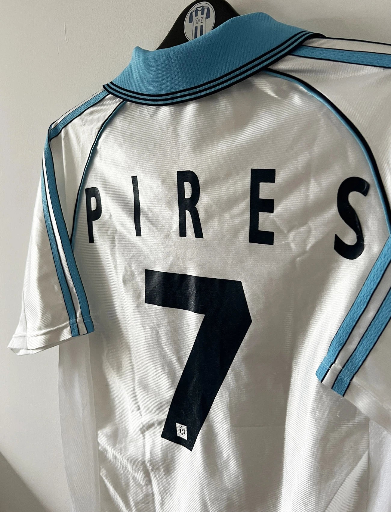 Maillot de foot vintage domicile de l'OM de la saison 1998/1999. On peut retrouver l'équipementier Adidas et le sponsor Ericsson. Le maillot est floqué du numéro 7 Robert Pirès. Il s'agit d'un maillot authentique d'époque.