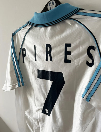 Maillot de foot vintage domicile de l'OM de la saison 1998/1999. On peut retrouver l'équipementier Adidas et le sponsor Ericsson. Le maillot est floqué du numéro 7 Robert Pirès. Il s'agit d'un maillot authentique d'époque.