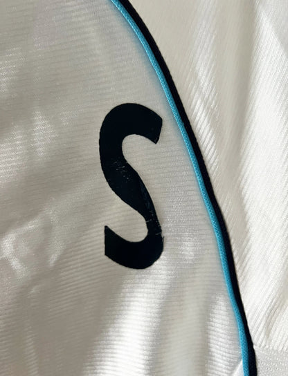 Maillot de foot vintage domicile de l'OM de la saison 1998/1999. On peut retrouver l'équipementier Adidas et le sponsor Ericsson. Le maillot est floqué du numéro 7 Robert Pirès. Il s'agit d'un maillot authentique d'époque.