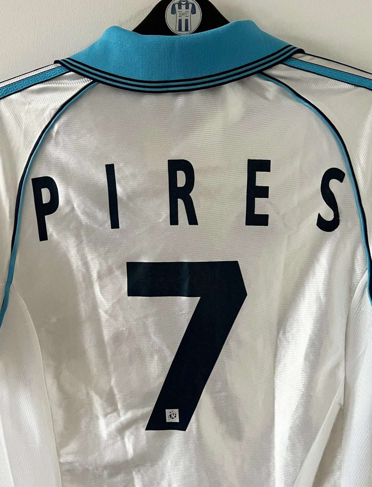 Maillot de foot vintage domicile de l'OM de la saison 1998/1999. On peut retrouver l'équipementier Adidas et le sponsor Ericsson. Le maillot est floqué du numéro 7 Robert Pirès. Il s'agit d'un maillot authentique d'époque.