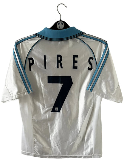 Maillot de foot vintage domicile de l'OM de la saison 1998/1999. On peut retrouver l'équipementier Adidas et le sponsor Ericsson. Le maillot est floqué du numéro 7 Robert Pirès. Il s'agit d'un maillot authentique d'époque.