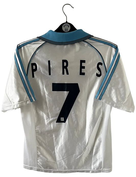 Maillot de foot vintage domicile de l'OM de la saison 1998/1999. On peut retrouver l'équipementier Adidas et le sponsor Ericsson. Le maillot est floqué du numéro 7 Robert Pirès. Il s'agit d'un maillot authentique d'époque.