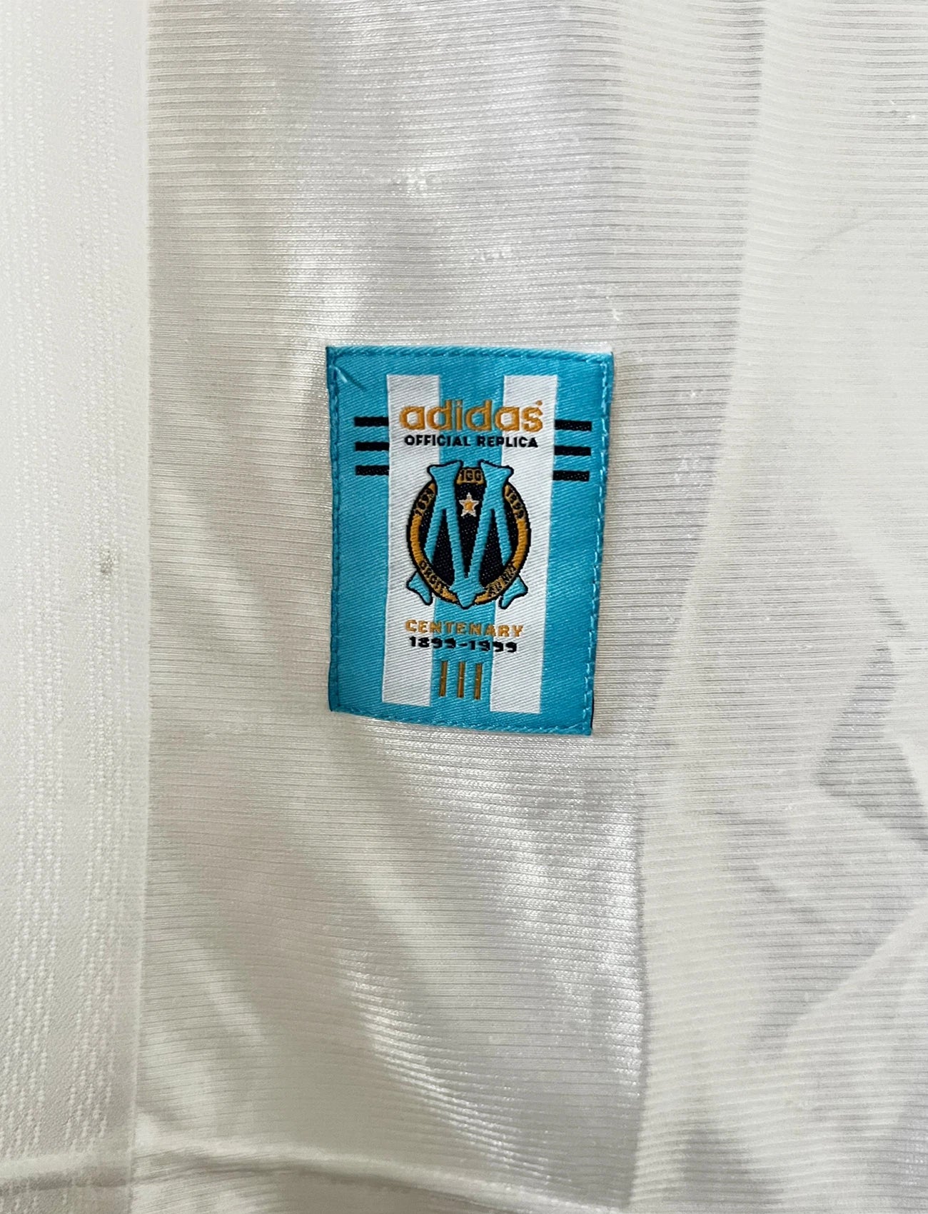 Maillot de foot vintage domicile de l'OM de la saison 1998/1999. On peut retrouver l'équipementier Adidas et le sponsor Ericsson. Le maillot est floqué du numéro 7 Robert Pirès. Il s'agit d'un maillot authentique d'époque.