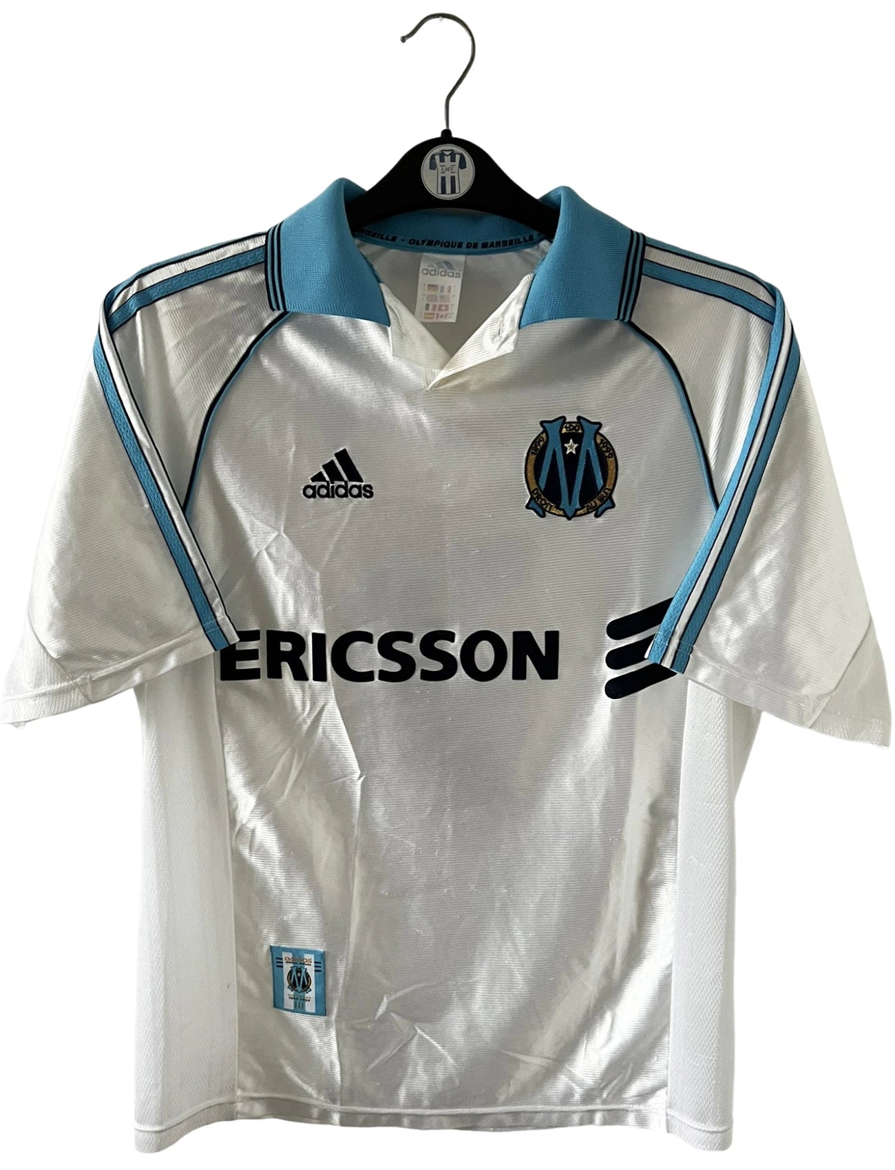 Maillot de foot vintage domicile de l'OM de la saison 1998/1999. On peut retrouver l'équipementier Adidas et le sponsor Ericsson. Le maillot est floqué du numéro 7 Robert Pirès. Il s'agit d'un maillot authentique d'époque.