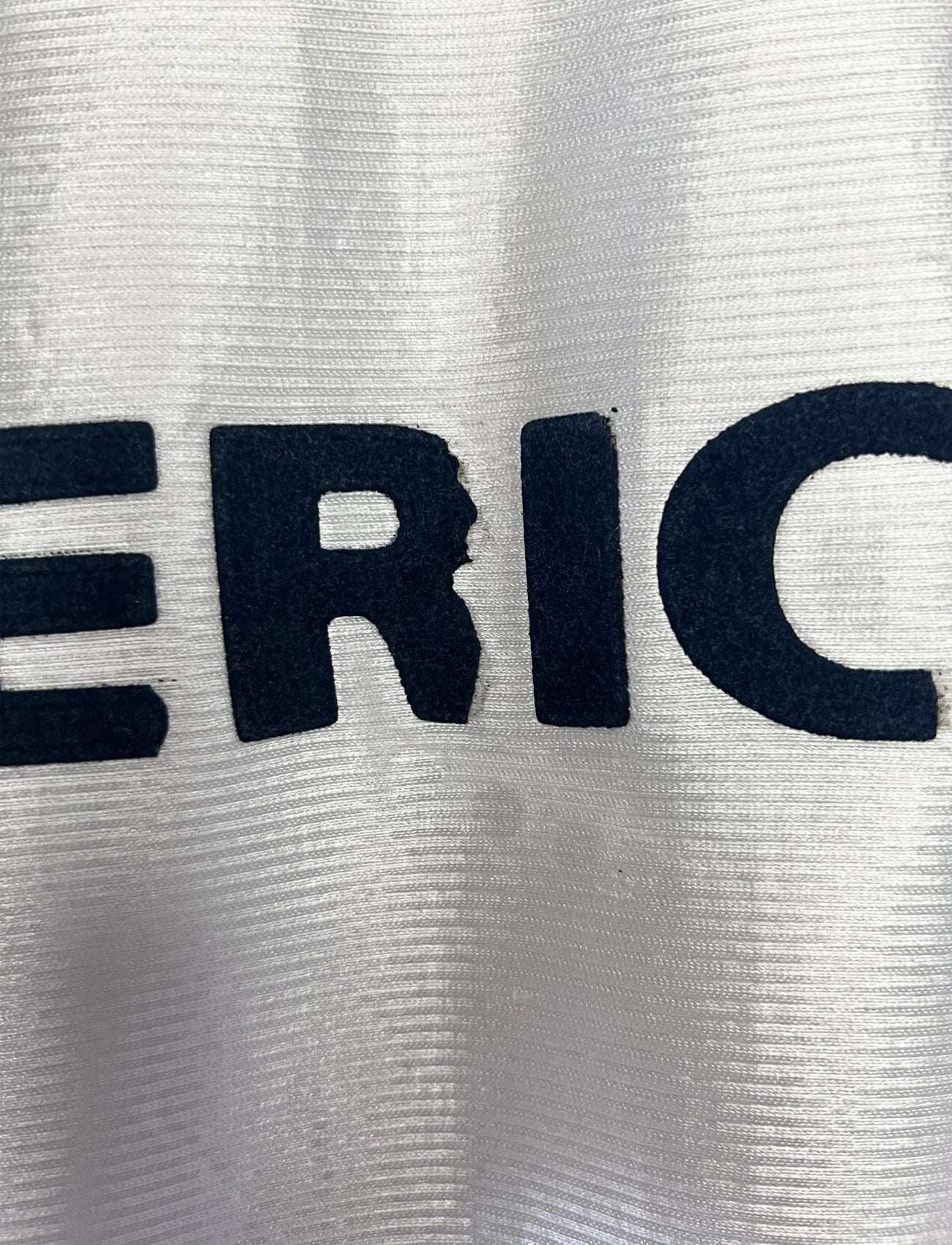 Maillot de foot vintage domicile blanc de l'OM de la saison 1998/1999. On peut retrouver l'équipementier Adidas et le sponsor Ericsson. Il s'agit d'un maillot authentique d'époque.