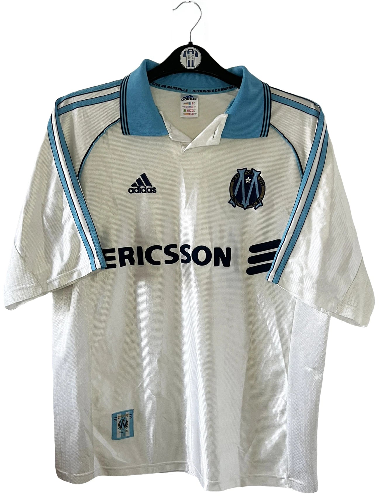 Maillot de foot vintage domicile blanc de l'OM de la saison 1998/1999. On peut retrouver l'équipementier Adidas et le sponsor Ericsson. Il s'agit d'un maillot authentique d'époque.