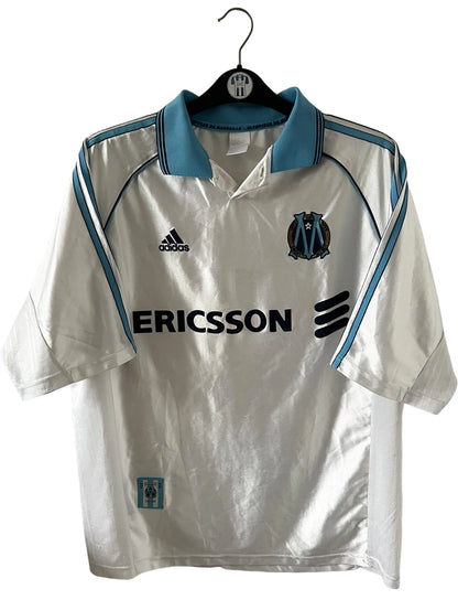 Maillot de foot vintage domicile blanc de l'OM 1998/1999. On peut retrouver l'équipementier Adidas et le sponsor Ericsson. Il s'agit d'un maillot authentique d'époque.