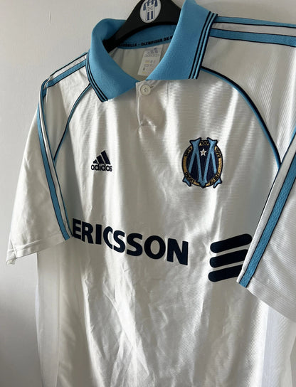 Maillot de foot vintage domicile blanc de l'OM saison 1998/1999. On peut retrouver l'équipementier Adidas et le sponsor Ericsson. Il s'agit d'un maillot authentique d'époque.