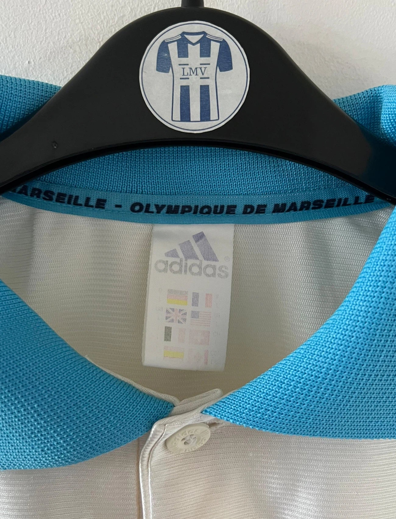Maillot de foot vintage domicile blanc de l'OM saison 1998/1999. On peut retrouver l'équipementier Adidas et le sponsor Ericsson. Il s'agit d'un maillot authentique d'époque.