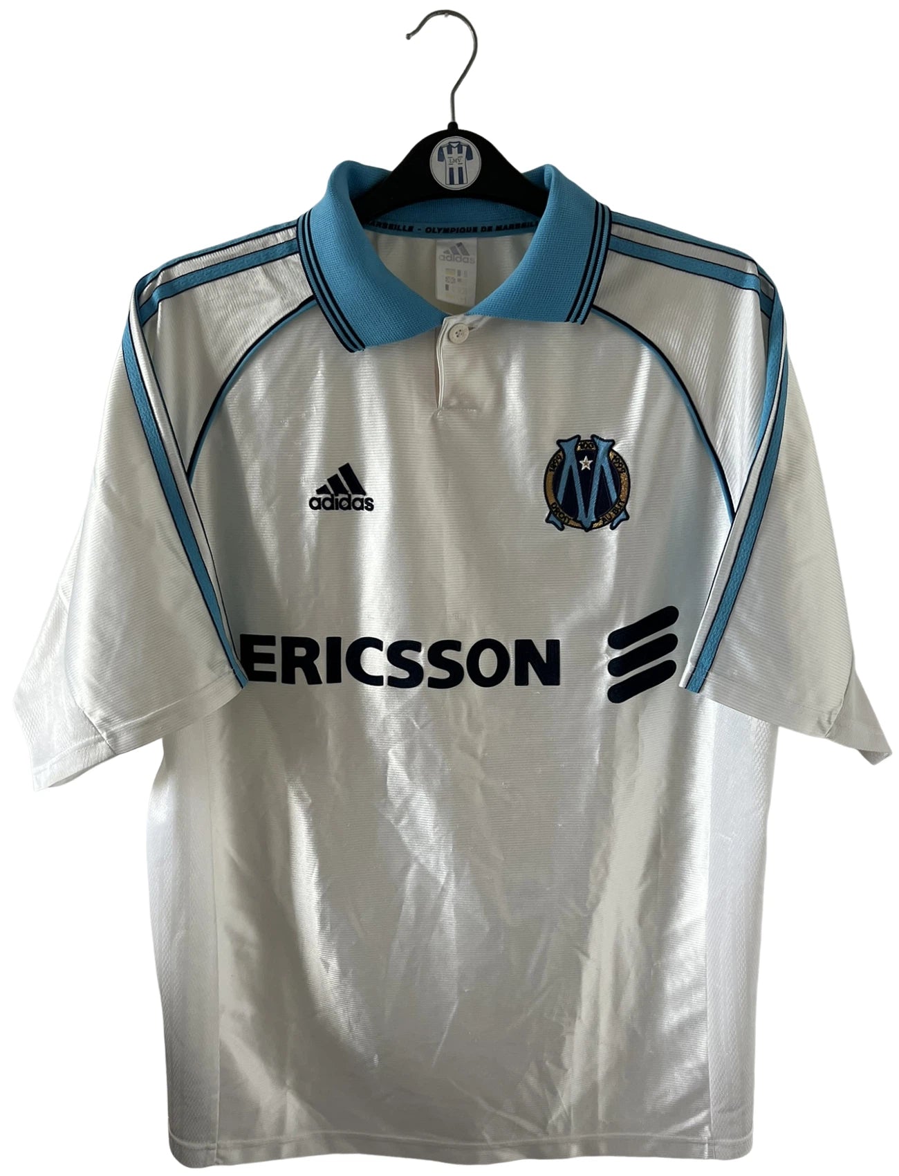 Maillot de foot vintage domicile blanc de l'OM saison 1998/1999. On peut retrouver l'équipementier Adidas et le sponsor Ericsson. Il s'agit d'un maillot authentique d'époque.