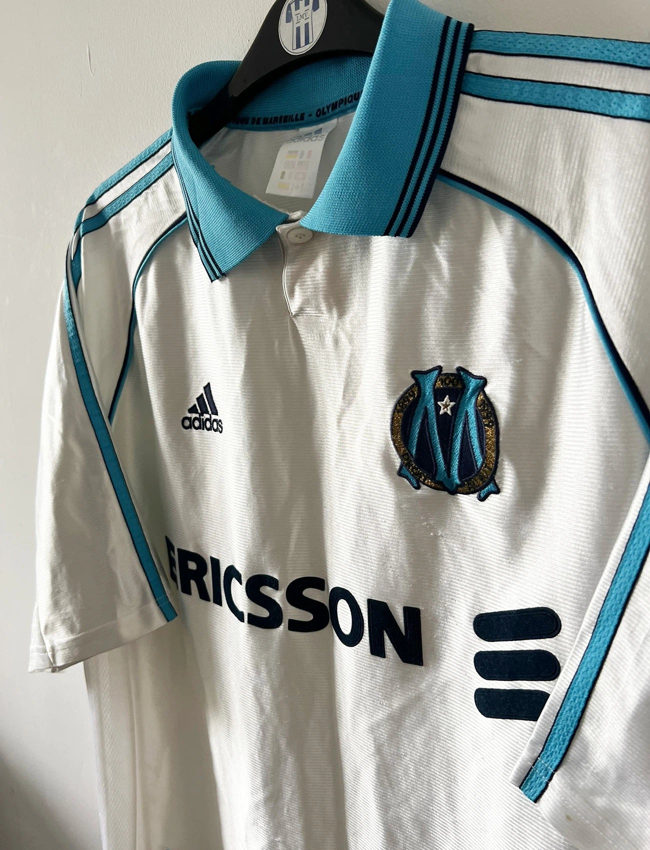 Maillot de foot vintage domicile OM 1998/1999. On peut retrouver l'équipementier Adidas et le sponsor Ericsson. Il s'agit d'un maillot authentique d'époque.