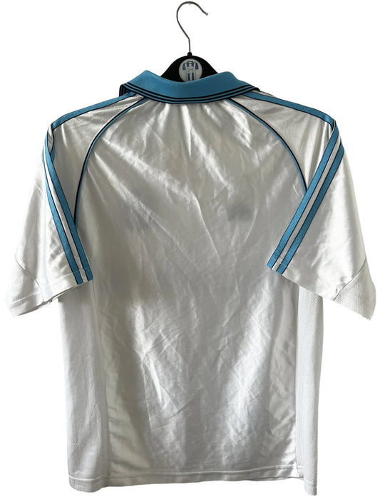 Maillot de foot vintage domicile blanc de l'OM 1998/1999. On peut retrouver l'équipementier Adidas et le sponsor Ericsson. Il s'agit d'un maillot authentique d'époque.