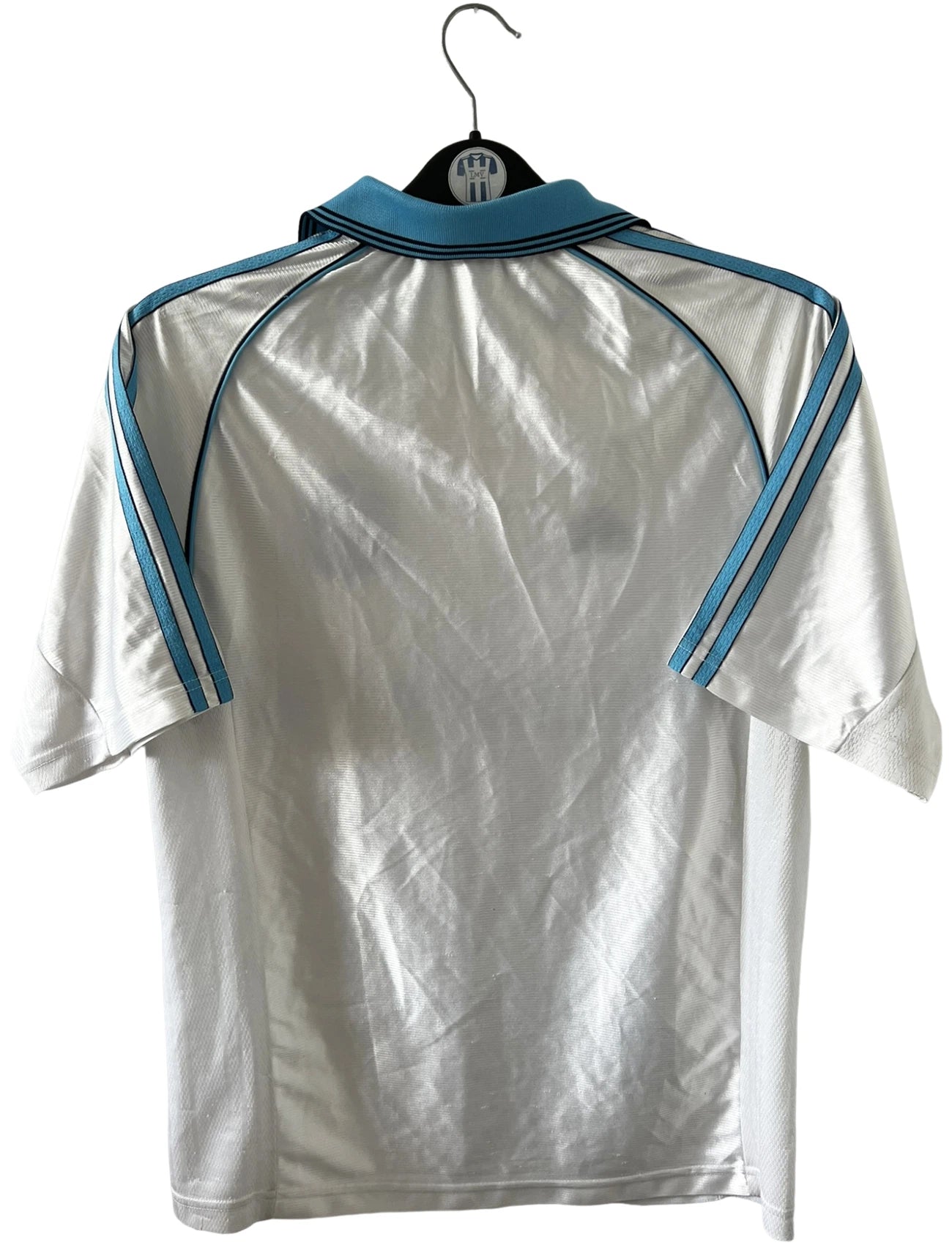 Maillot de foot vintage domicile blanc de l'OM 1998/1999. On peut retrouver l'équipementier Adidas et le sponsor Ericsson. Il s'agit d'un maillot authentique d'époque.