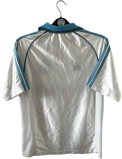 Maillot de foot vintage domicile blanc de l'OM 1998/1999. On peut retrouver l'équipementier Adidas et le sponsor Ericsson. Il s'agit d'un maillot authentique d'époque.