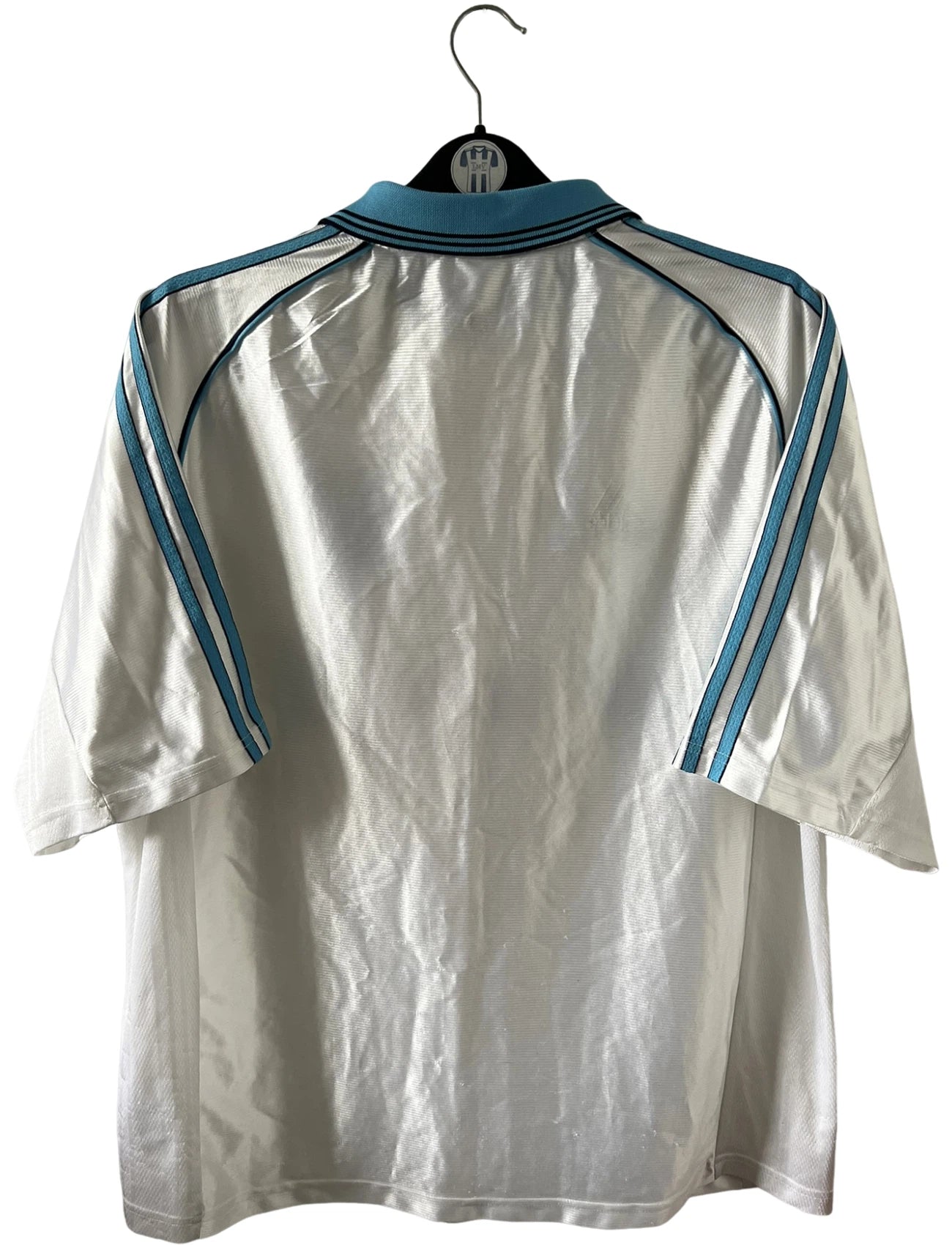Maillot de foot vintage domicile OM 1998/1999. On peut retrouver l'équipementier Adidas et le sponsor Ericsson. Il s'agit d'un maillot authentique d'époque.