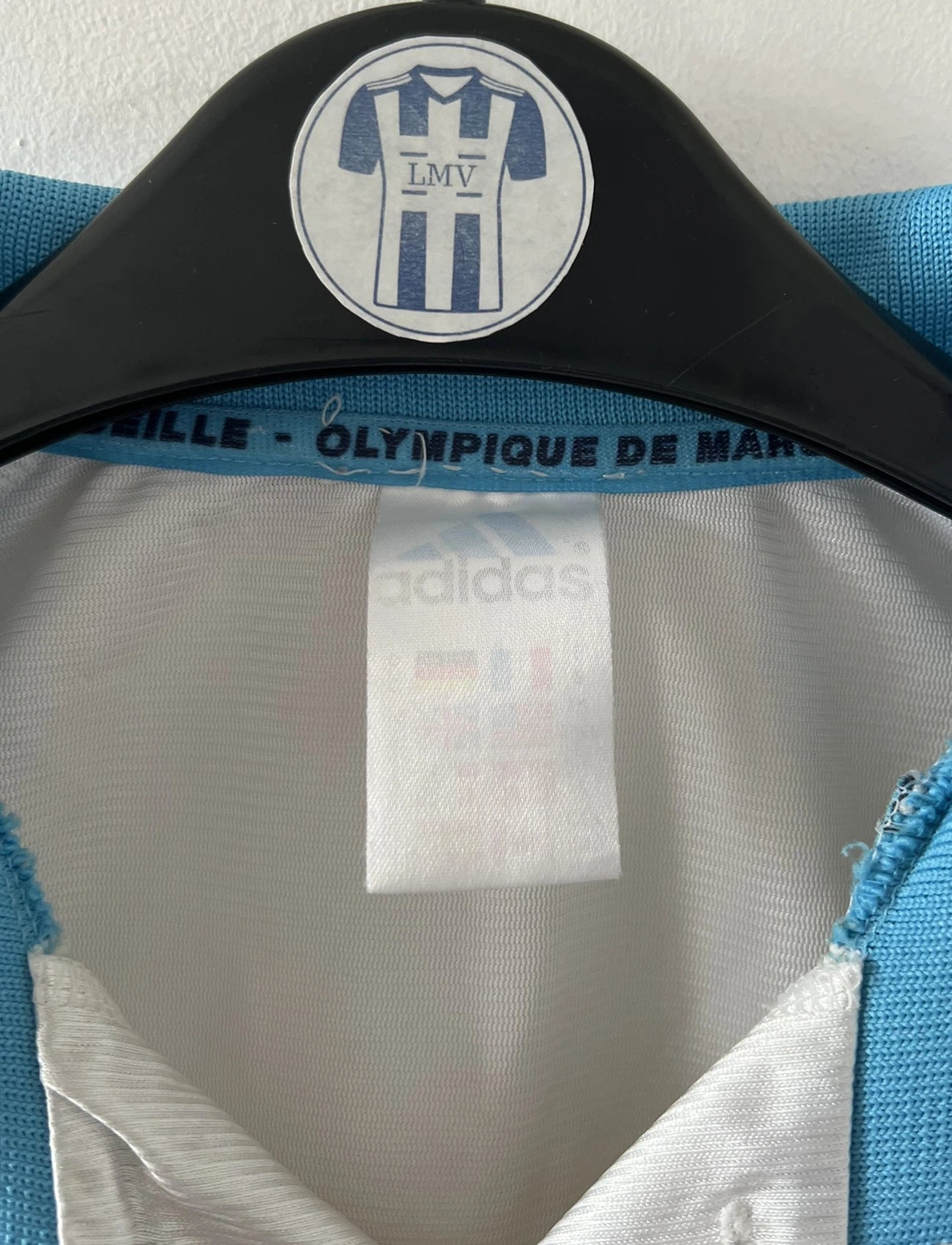 Maillot de foot vintage domicile blanc de l'OM 1998/1999. On peut retrouver l'équipementier Adidas et le sponsor Ericsson. Il s'agit d'un maillot authentique d'époque.