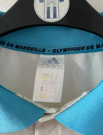 Maillot de foot vintage domicile OM 1998/1999. On peut retrouver l'équipementier Adidas et le sponsor Ericsson. Il s'agit d'un maillot authentique d'époque.