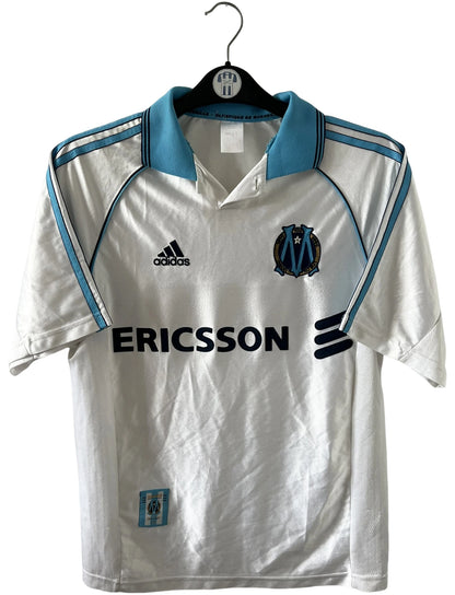 Maillot de foot vintage domicile blanc de l'OM 1998/1999. On peut retrouver l'équipementier Adidas et le sponsor Ericsson. Il s'agit d'un maillot authentique d'époque.