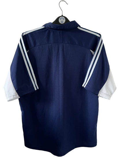 Maillot de foot vintage OM 1999/2000 extérieur bleu. On peut retrouver l'équipementier Adidas et le sponsor Ericsson. Il s'agit d'un maillot authentique d'époque.