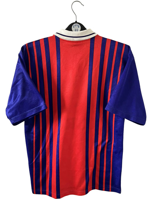 Maillot de foot vintage domicile rouge et bleu du PSG 1993/1994. On peut retrouver l'équipementier Nike et le sponsor Commodore et Tourtel. Il s'agit d'un maillot authentique d'époque.