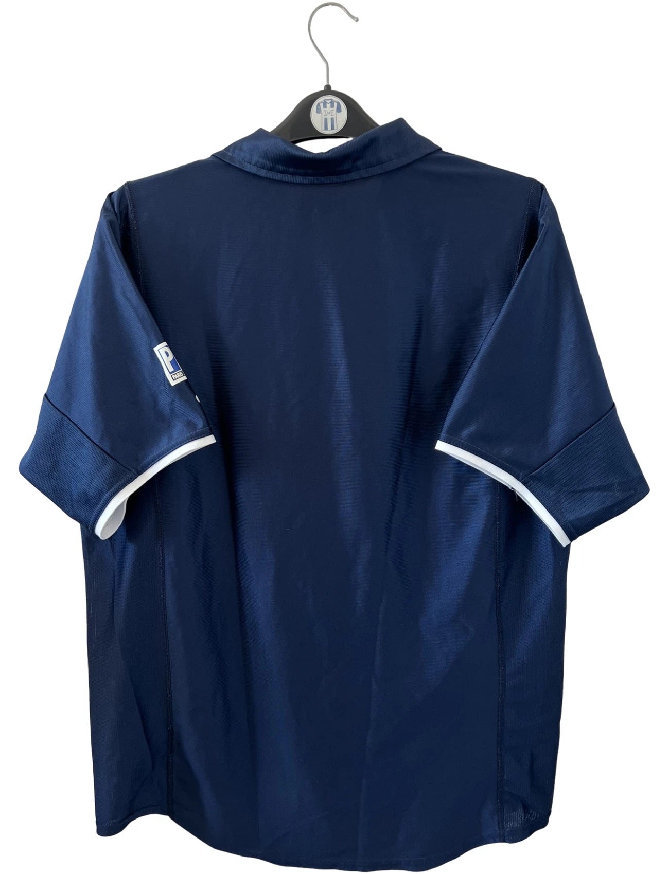 Maillot de foot vintage domicile bleu et rouge du PSG 2001/2002. On peut retrouver l'équipementier Nike et le sponsor OPEL. Il s'agit d'un maillot authentique d'époque.