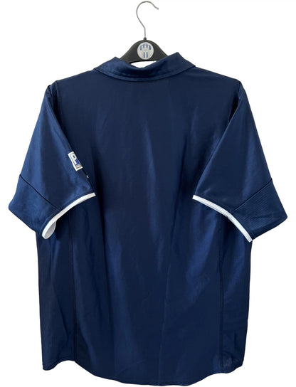 Maillot de foot vintage domicile bleu et rouge du PSG 2001/2002. On peut retrouver l'équipementier Nike et le sponsor OPEL. Il s'agit d'un maillot authentique d'époque.