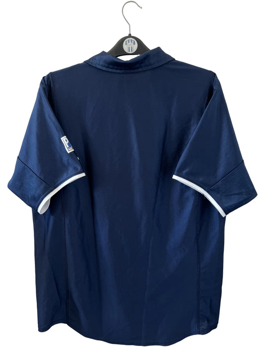 Maillot de foot vintage domicile bleu et rouge du PSG 2001/2002. On peut retrouver l'équipementier Nike et le sponsor OPEL. Il s'agit d'un maillot authentique d'époque.