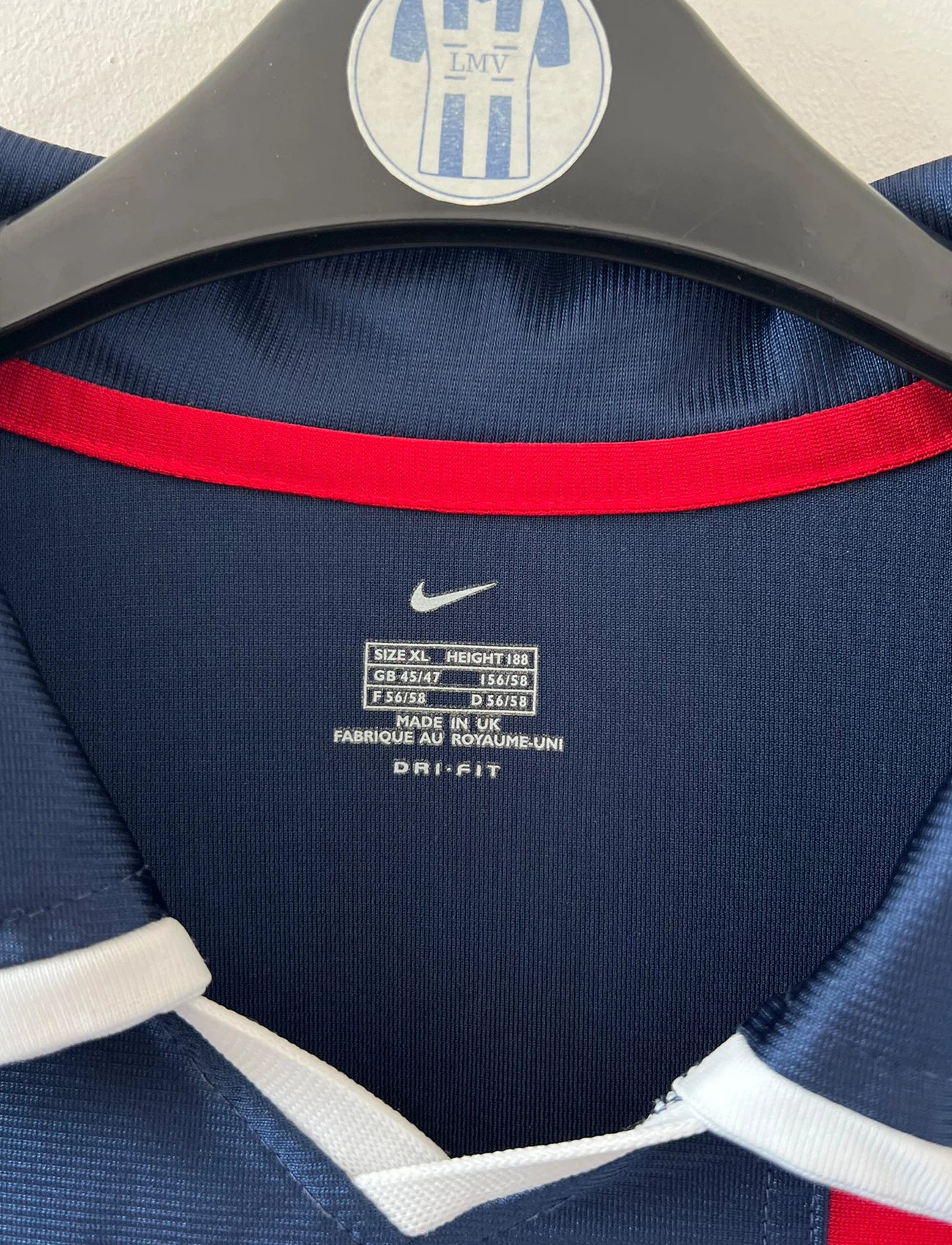 Maillot de foot vintage domicile bleu et rouge du PSG 2001/2002. On peut retrouver l'équipementier Nike et le sponsor OPEL. Il s'agit d'un maillot authentique d'époque.
