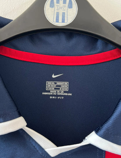 Maillot de foot vintage domicile bleu et rouge du PSG 2001/2002. On peut retrouver l'équipementier Nike et le sponsor OPEL. Il s'agit d'un maillot authentique d'époque.