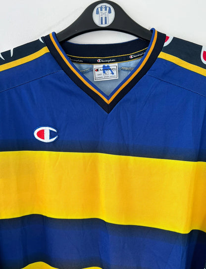 Maillot de foot vintage domicile 2001/2002 de Parme. On peut retrouver l'équipementier Champion. Il s'agit d'un maillot authentique d'époque.