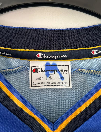 Maillot de foot vintage domicile 2001/2002 de Parme. On peut retrouver l'équipementier Champion. Il s'agit d'un maillot authentique d'époque.