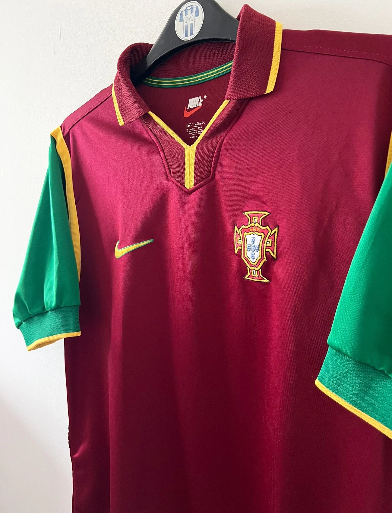 Maillot de foot vintage rouge et vert du Portugal de la saison 1998/2000. On peut retrouver l'équipementier Nike. Il s'agit d'un maillot authentique d'époque.