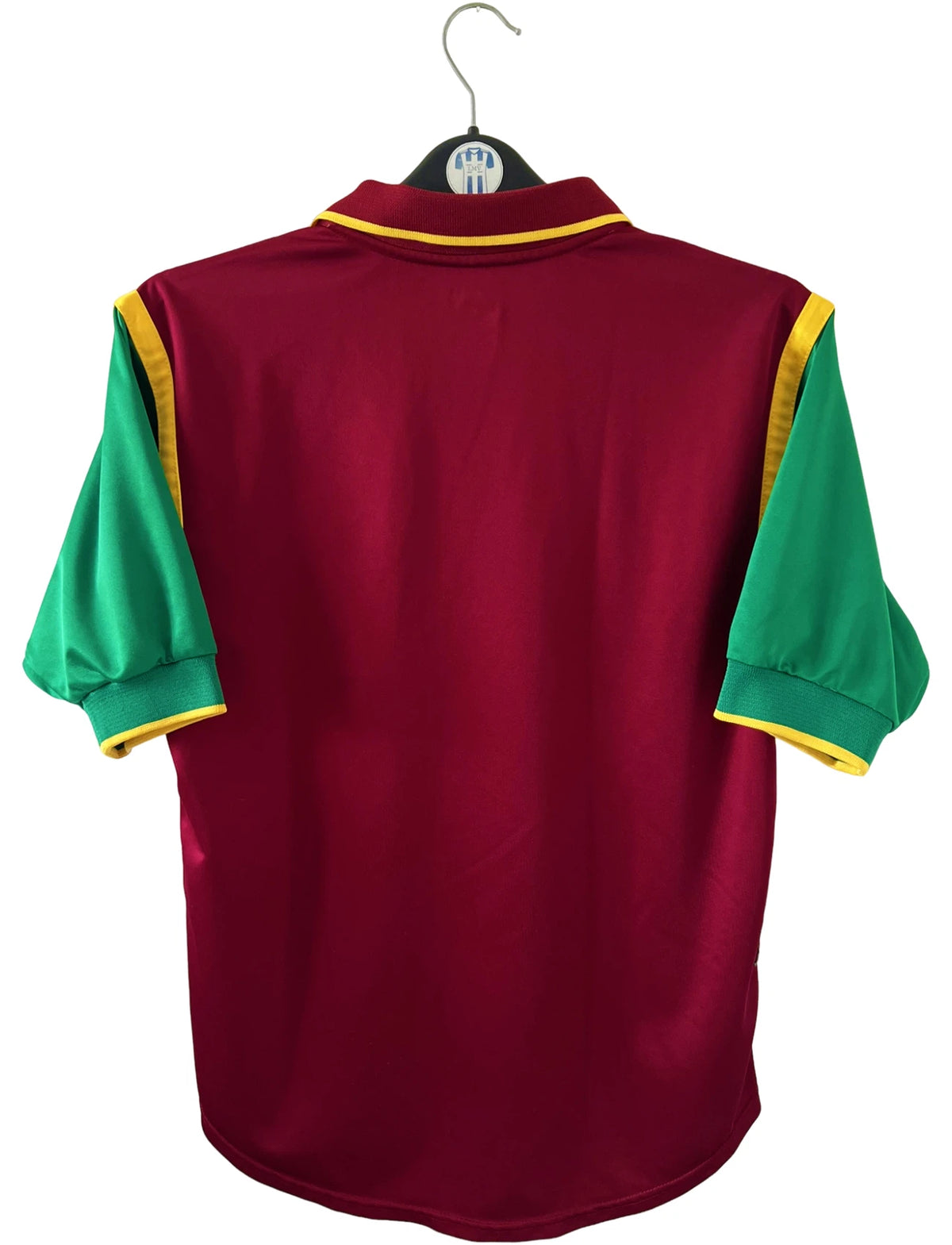Maillot de foot vintage rouge et vert du Portugal de la saison 1998/2000. On peut retrouver l'équipementier Nike. Il s'agit d'un maillot authentique d'époque.