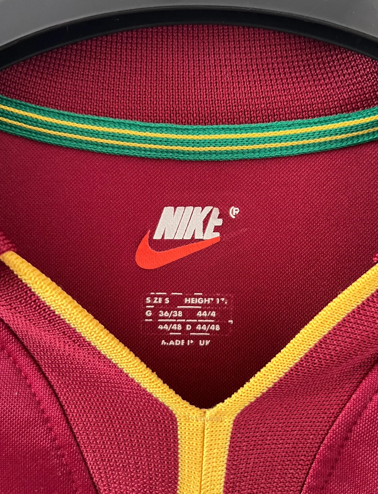Maillot de foot vintage rouge et vert du Portugal de la saison 1998/2000. On peut retrouver l'équipementier Nike. Il s'agit d'un maillot authentique d'époque.