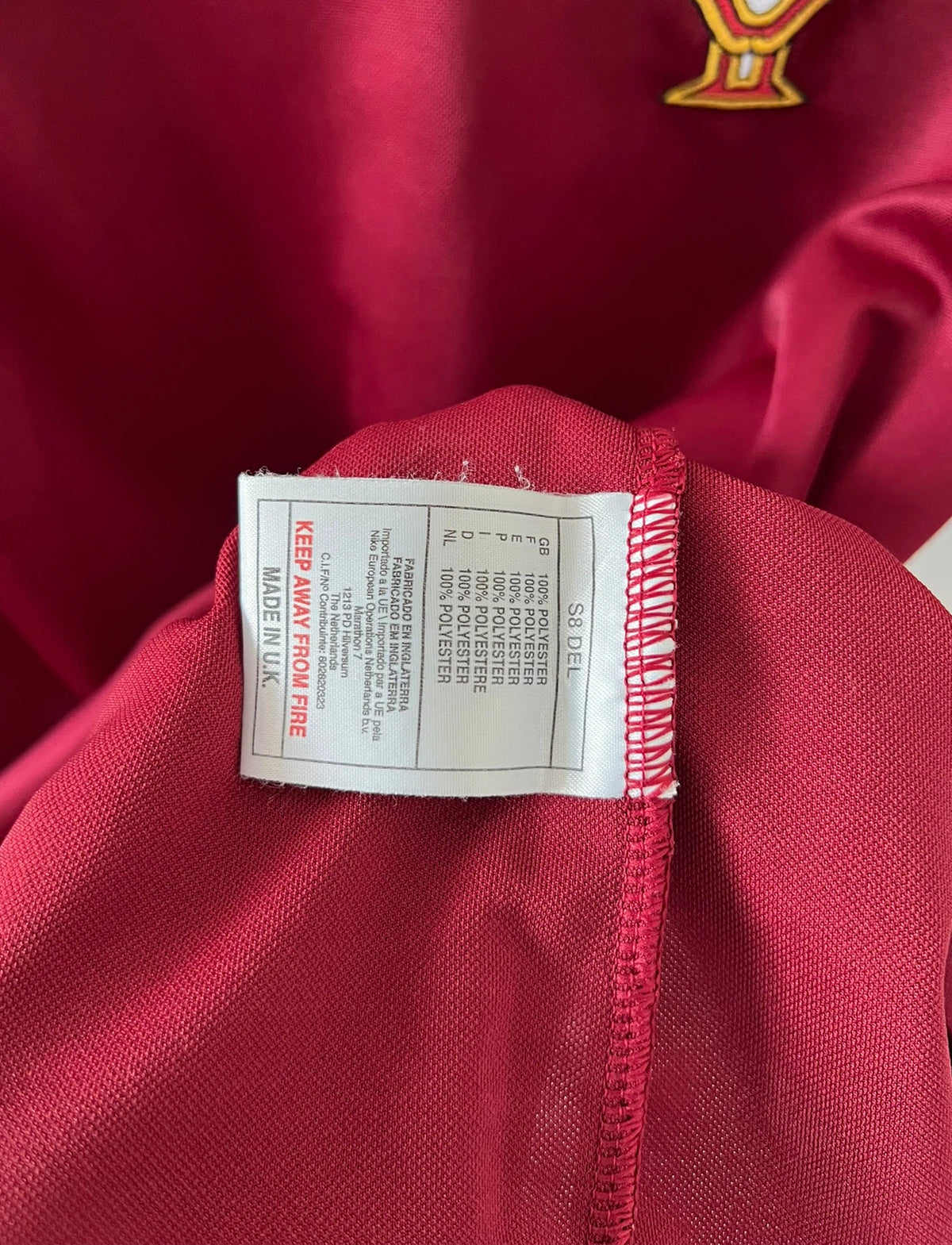 Maillot de foot vintage rouge et vert du Portugal de la saison 1998/2000. On peut retrouver l'équipementier Nike. Il s'agit d'un maillot authentique d'époque.