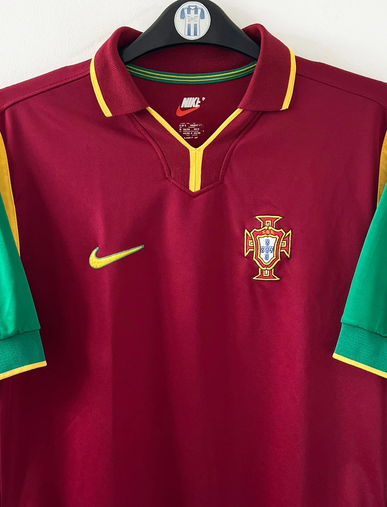 Maillot de foot vintage rouge et vert du Portugal de la saison 1998/2000. On peut retrouver l'équipementier Nike. Il s'agit d'un maillot authentique d'époque.