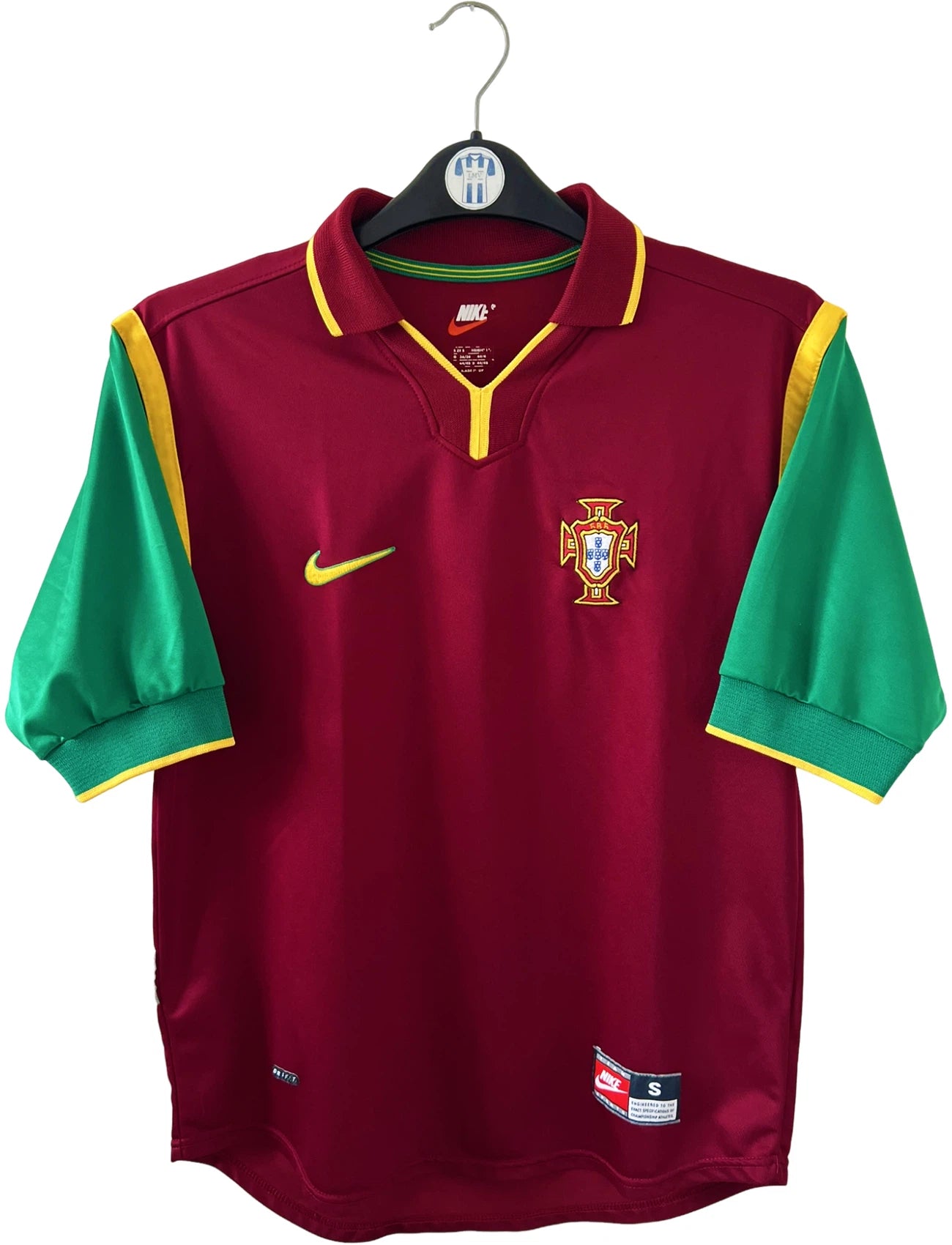 Maillot de foot vintage rouge et vert du Portugal de la saison 1998/2000. On peut retrouver l'équipementier Nike. Il s'agit d'un maillot authentique d'époque.