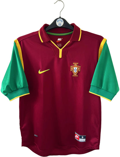 Maillot de foot vintage rouge et vert du Portugal de la saison 1998/2000. On peut retrouver l'équipementier Nike. Il s'agit d'un maillot authentique d'époque.
