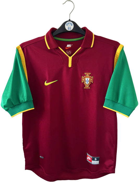 Maillot de foot vintage rouge et vert du Portugal de la saison 1998/2000. On peut retrouver l'équipementier Nike. Il s'agit d'un maillot authentique d'époque.